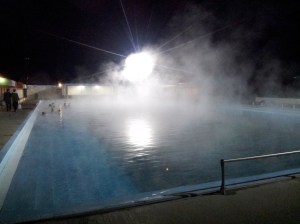 Le bassin, construit dans les années 60, est juste au-dessus des sources d'eaux chaudes..Il y a comme des mini-geysers à des endroits !