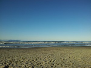 Longue plage prisée par les familles et les surfeurs l'été...