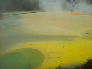 Pourquoi des couleurs différentes ? Les eaux froides et les minéraux exposés à l'atmosphère leur fit prendre des couleurs différentes en fonction du niveau d'eau et du vent