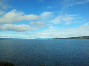 Vue sur le lac de Taupo avec le Tongariro au fond (sous la neige et dans les nuages)