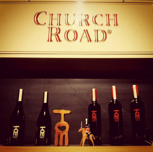 Mr Wellington pose devant les meilleures bouteilles de la propriété !