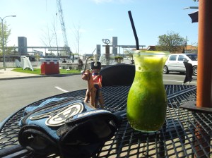 Pomme + Orange + kiwi + Céleri = TUERIE